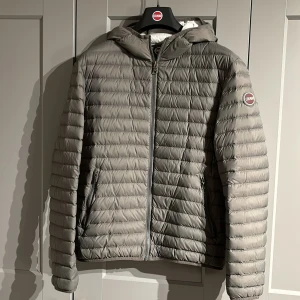 Grå pufferjacka från Colmar - Jacka från colmar i jötte bra sick. 