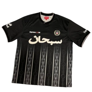 Supreme Arabic Soccer Tee - Supreme Arabic Soccer Jersey i väldigt bra skick! Köpte den i sommras men är inte riktigt min still, köpt på Vinted så är inte 100% men tror den är äkta😊