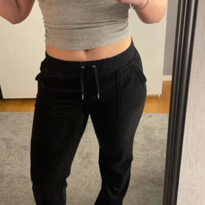 Svarta juicy byxor  - Säljer mina svarta juicy byxor pga att de inte kommer till användning nått mer. De är i bra skick.