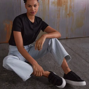 Svarta sneakers i manchester - Säljer ett par svarta sneakers från Even&odd med kardborreband. Inte mina bilder utan förra ägarens bilder så skriv för egna bilder om ni vill😊 de har blivit slitna innuti så skriv för fler bilder🌟🌟