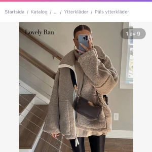 Beige teddyjacka från Lovely Ran - Supermysig beige teddyjacka från Lovely Ran. Perfekt för kyliga dagar med sin fluffiga och varma design. Jackan har en dragkedja framtill och stora fickor för extra stil och funktion. Den är oversized och passar perfekt för höst och vinter. En riktig favorit för att hålla sig varm och trendig!