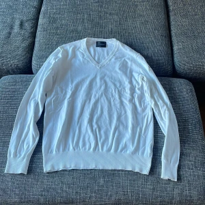 Vit tröja från Peak Performance - Säljer en stilren vit tröja från Peak Performance i storlek M. Tröjan har en v-ringad hals och långa ärmar med ribbade muddar. Perfekt för både vardag och lite finare tillfällen. Den är i mycket bra skick! Pris går alltid att förhandlas!