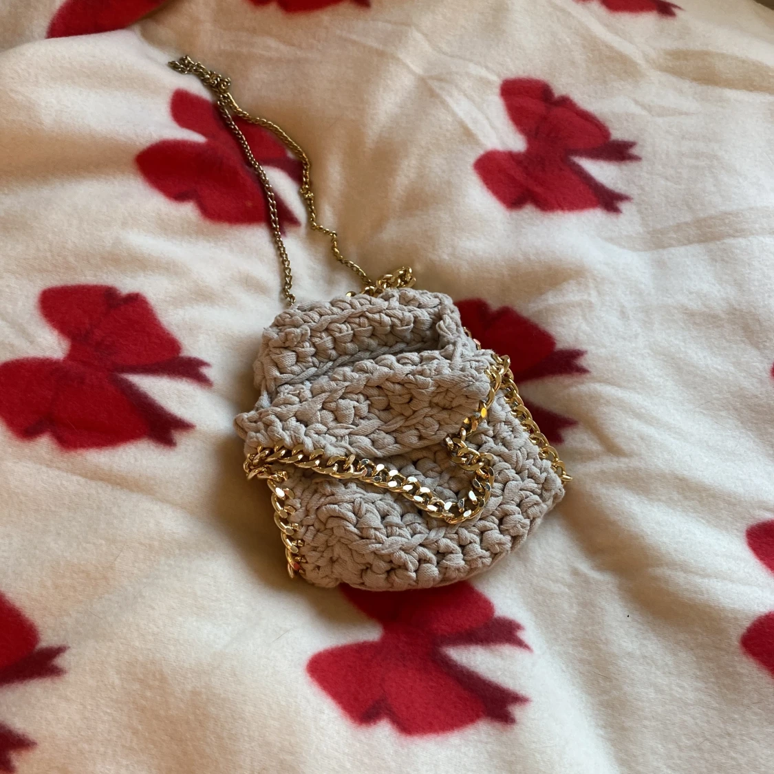 Beige stickad axelväska med guldkedja - 92