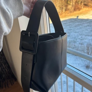 Svart axelväska med dragkedja - Väska från Kappahl som inte används.