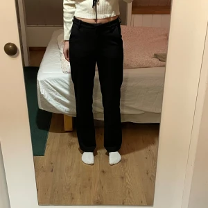 Svarta kostymbyxor från Vero Moda - Snygga svarta kostymbyxor från Vero Moda i mycket bra skick. De är högmidjade med en klassisk straight passform. Perfekta för både kontoret och festliga tillfällen. Jag är 160 cm som referens. 💗