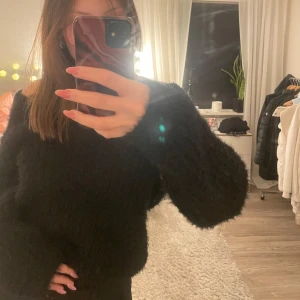 Stickad glittrig tröja från Bikbok - Säljer en super fin tröja från Bikbok som inte riktigt har kommit till användning och där med inga defekter! Den är i storlek xs, skriv för fler bilder så fixar jag det.😊