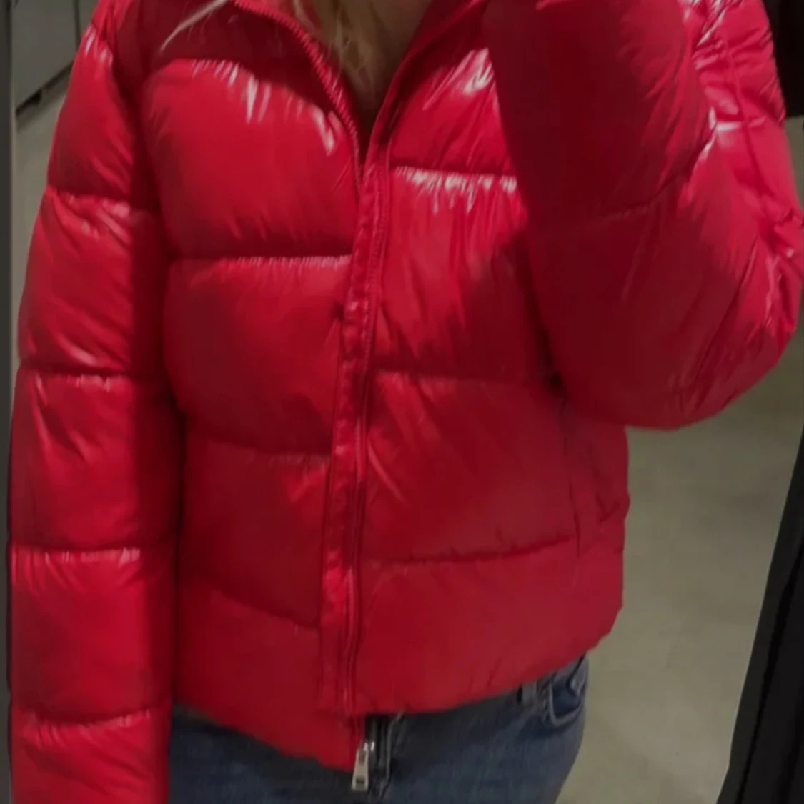Röd pufferjacka