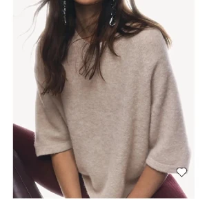 Trekvartärmad stickad tröja - Säljer denna superfina trekvartsärmade stickade tröjan från & Other Stories. Den är lite nopprig men fortfarande väldigt fin och det är inget man lägger märket till. Hör gärna av er vid frågor! 💗💗☺️