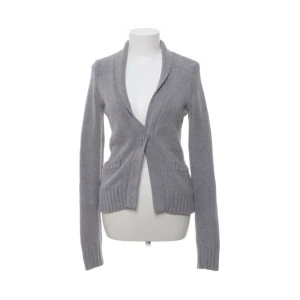 Grå stickad kofta  - Mysig grå stickad kofta i storlek S. Köpt via sellpy men aldrig använt då jag har flera likande💕