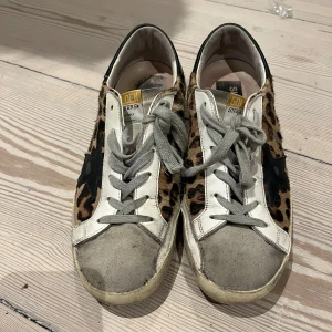 Golden Goose skor - Säljer mina Golden goose skor eftersom de ej passar, använda men ändå bra skick, leopard med ⭐️, nypris 6500, mitt pris 1000