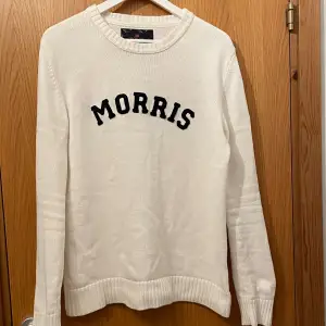 Säljer en snygg vit grov stickad tröja från Morris i storlek medium. Den passar mig bra och jag är 187 men den är på gnällen till för liten så rekommenderar att man inte är över 187. Den är perfekt för både höst och vinter, och passar till många olika stilar. 🧥hör av er om ni har mer frågor eller funderingar.