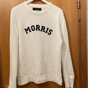 Vit stickad tröja från Morris - Säljer en snygg vit grov stickad tröja från Morris i storlek medium. Den passar mig bra och jag är 187 men den är på gnällen till för liten så rekommenderar att man inte är över 187. Den är perfekt för både höst och vinter, och passar till många olika stilar. 🧥hör av er om ni har mer frågor eller funderingar.