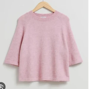 Rosa stickad tröja - Superfin rosa stickad tröja med trekvartsärm. Perfekt för både vår och höst när det är lite kyligt ute. Den har en enkel och stilren design som passar till allt. Mjuk och bekväm att ha på sig hela dagen. 🧶💖