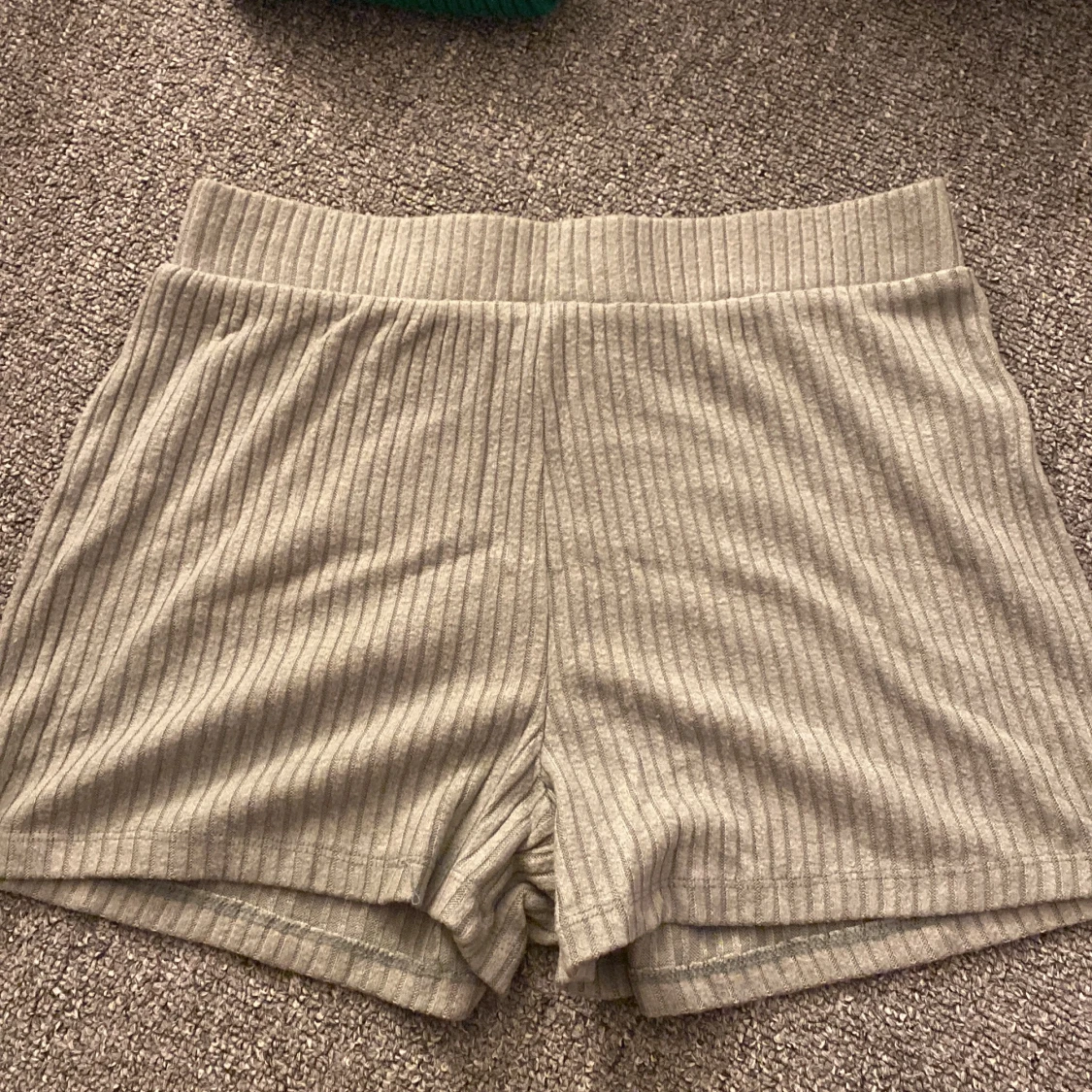 Grå ribbad tröja med v-ringning och shorts - 92