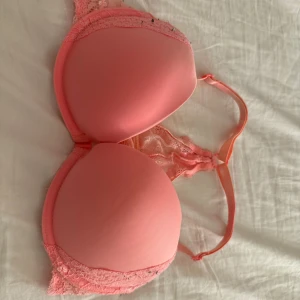 Rosa spets-bh från Secret Possessions - Säljer en söt rosa bh från Secret Possessions i storlek 75B. Den har vadderade kupor och vackra spetsdetaljet. Perfekt för både vardag och speciella tillfällen. Justerbara axelband för bästa passform💗💗