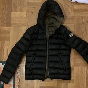Svart colmar jacka  - Säljer min svarta colmar jacka! Pris går att diskutera💕strlk S