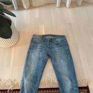 Säljer ett par snygga blå jeans från Dondup i bra skick. De har en klassisk straight fit och är perfekta för vardagsbruk.. Perfekta för både höst och vår! Nypris 3400 men priset kan diskuteras