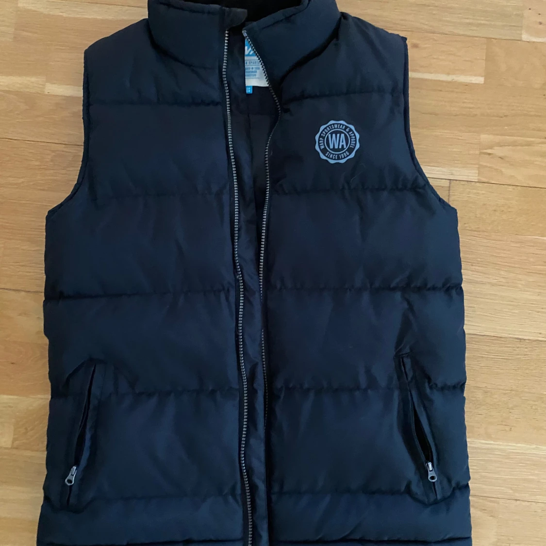 Svart dunväst från WA