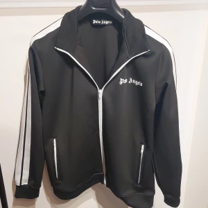 Svart kofta från Palm Angels - Säljer en snygg svart kofta från Palm Angels. Storlek M 