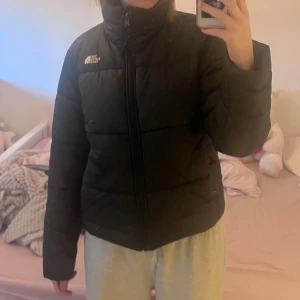 Svart dunjacka från The North Face - Säljer en svart puffer från The North Face i mycket bra skick. skriv för frågor