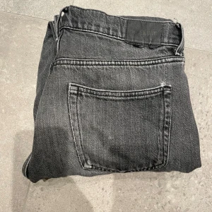 Grå jeans från Weekday - Säljer ett par gråa jeans från Weekday i modellen Space Relaxed Straight. De är i bra skick och har en avslappnad passform med raka ben. Storlek 29/30 . Skriv vid funderingar.