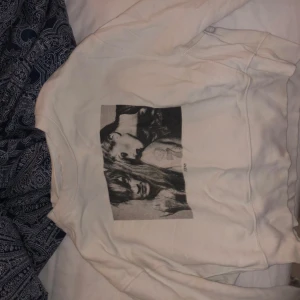 Vit sweatshirt från ISTAY - Säljer en vit sweatshirt från ISTAY i storlek S. Den har ett coolt svartvitt tryck på framsidan. Perfekt för en avslappnad stil och passar bra till jeans eller leggings. Tröjan är i bra skick och redo för nya äventyr!