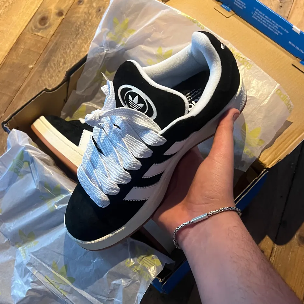 Säljer ett par snygga svarta Adidas Campus sneakers i nytt skick. Jätte sköna nu inför vintern 🤩 hör av vid frågor 👍Pris kan diskuteras . Skor.