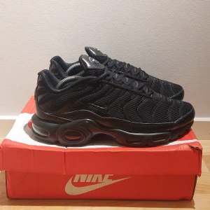 Svarta Nike Air Max Plus (tn's) - Säljer ett par svarta Nike Air Max (tn's) i mycket bra skick. Kartong medföljer 