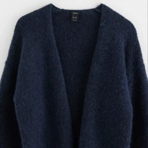 Mörkblå fluffig kofta från Lindex - Intresse koll på min mörkblåa kofta från Lindex.  Superfin och skönt meterial💕