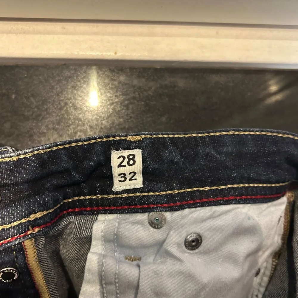 Säljer ett par snygga mörkblå jeans i slim fit-modell. De har en klassisk femficksdesign och är perfekta för både vardag och fest. Jeansen är i bra skick och har en bekväm passform. Perfekta för höst och vår!. Jeans & Byxor.