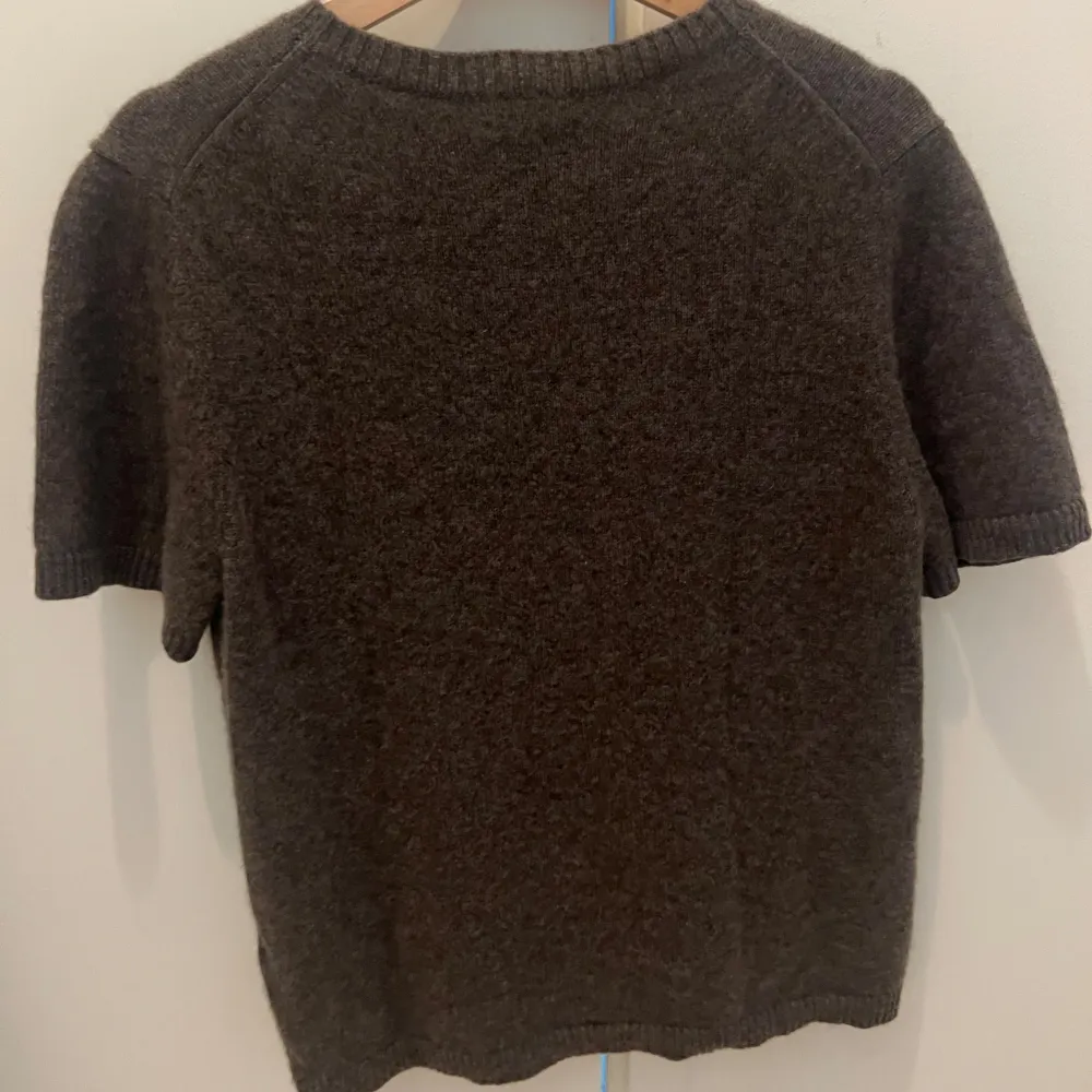 Stickad T-shirt från soft goat, ingen lapp men aldrig använd! Köpt för 2195kr🤎. Neuleet.