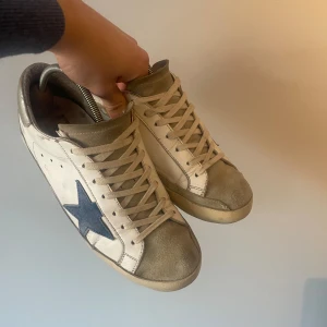 Golden Goose - Hej, säljer nu ett par sjukt sällsynta Golden Goose skor som inte säljs längre. Skorna är i bra skick, något ytterst märke i mockan. Box, dustbag, passport osv ingår! Självklart äkta! Passar även 41! 