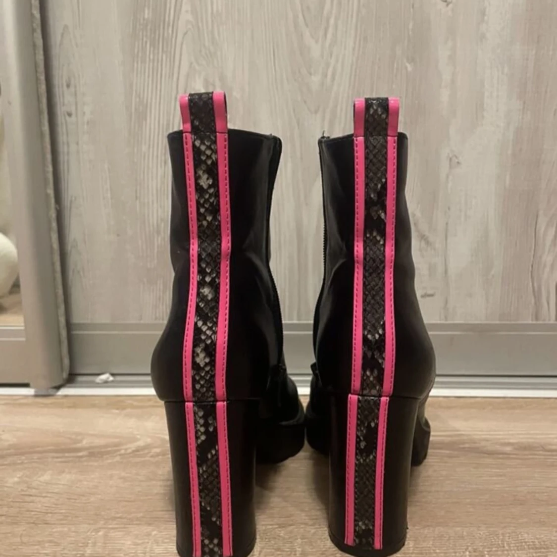 Svarta boots med rosa detaljer - 90