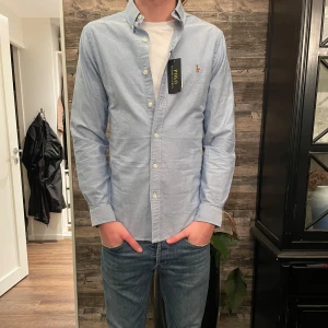 Ralph lauren skjorta - En eftertraktad Ralph lauren skjorta i slim fit storlek S, perfekt till vardagen eller till fest, HELT NY med lappen kvar, säljer då den är för liten för mig.                                                                                     Mitt pris 1250kr|