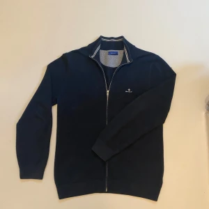  gant zip - En rikgit fet stickad Gant kofta i väldigt bra skicka utan hål, slitningar eller liknade, storlek M men passar också L, skriv vid minsta fråga eller fundering👍🔥