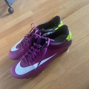 Nike Mercurial Vapor VII SG, fotbollsskor - Fina Nike mercurial VII i en snygg lila färg. Dessa är SG och i väldigt bra skick, förutom lite slitage på insidan av hälarna.  Fråga gärna för fler frågor eller bilder!  