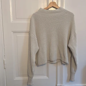 Beige stickad tröja från Filippa K - Säljer en superskön beige stickad tröja från Filippa K. Halvhög krage och långa ärmar. Tröjan har en avslappnad passform och är i bra skick. Passar perfekt till både vardag och under alla säsonger då den är i 100%bomull. Väl omhändertagen och i fint skick trots flitigt använd! 