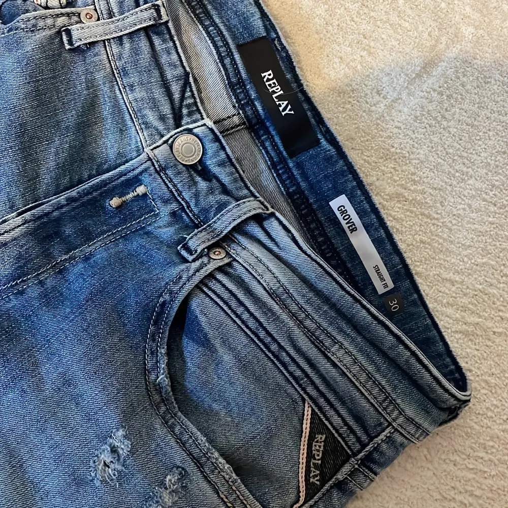 Säljer dessa snygga jeans från replay. Snygga slitningar och najs passform. Dom är straight fit i storlek 30. Mycket bra skick och inga som helst fel på dom. Skriv om ni undrar något. Tänker mig ett pris på runt 449, skriv om ni undrar något.. Jeans & Byxor.