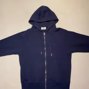 Ami zip up hoodie i ny skick, inga defekter, kommer med påsen jag fick den i. Säljer då den inte passar mig. 