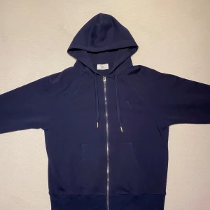 Ami zipup hoodie  - Ami zip up hoodie i ny skick, inga defekter, kommer med påsen jag fick den i. Säljer då den inte passar mig. 