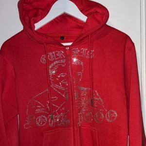 Röd rhinestone hoodie i ny skick! - Röd rhinestone hoodie i storlek small! Den är i nyskick. Skriv om du har några frågor!