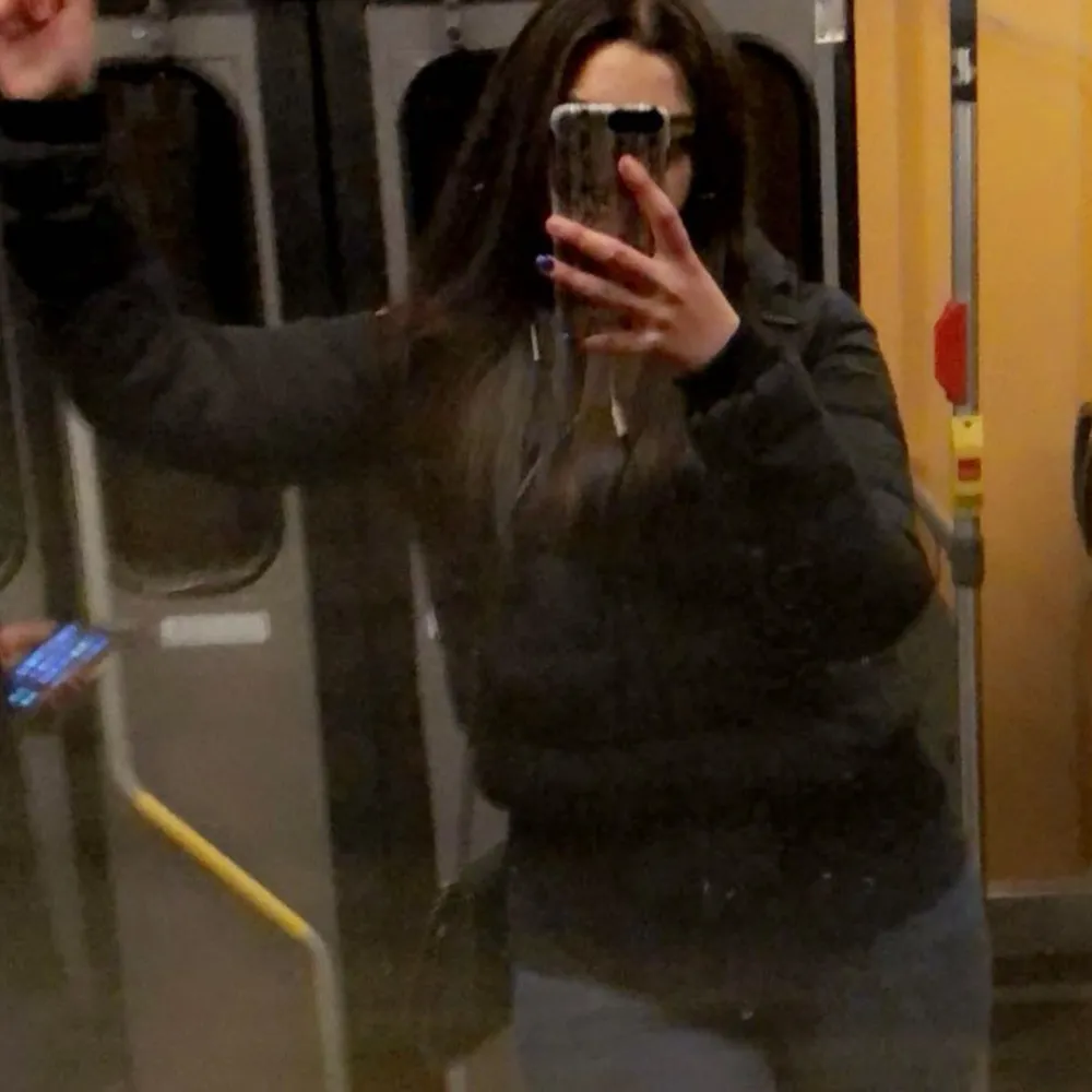 Köpte den för 3899 för några år sen på Johnells Ingen har den tro mig. Alla har velat köpa den från mig men jag har inte sålt. Men nu har jag endå haft den ett tag och känner de dags och sälja den. Jag svär man kan ha ett linne med denna jacka och du är varm. En snygg tunn kofta och den o du är varm. Varmare än min hollies jacka. Har en kort ficka typ på vänster arm Säljer den för 2500 storlek M 38 40 42. Takit.