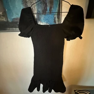 Svart klänning - Svart söt klänning puffärmar. Säljer då jag aldrig använder denna! Storlek S
