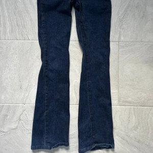 Mörkblå bootcut jeans - Säljer ett par snygga mörkblå bootcut jeans i bra skick. 