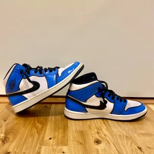 Jordan 1 - Mid - Signal blue - storlek 43 - Har använt et par gånger men har tagits bra hand om och är i bra shick.   - Ingen kartong  - Inget kvitto - nypris 2500:-