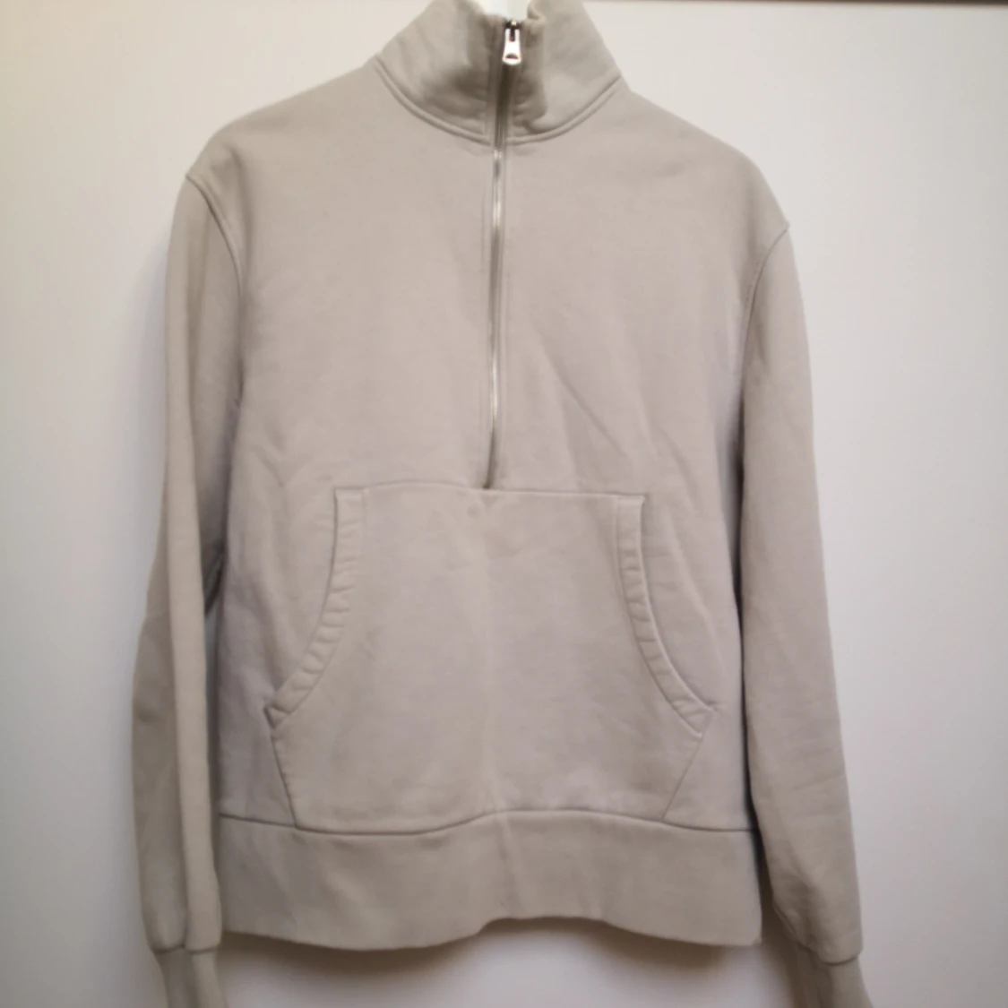 Ljusgrå/Beige sweatshirt med dragkedja från These Glory Days - 1