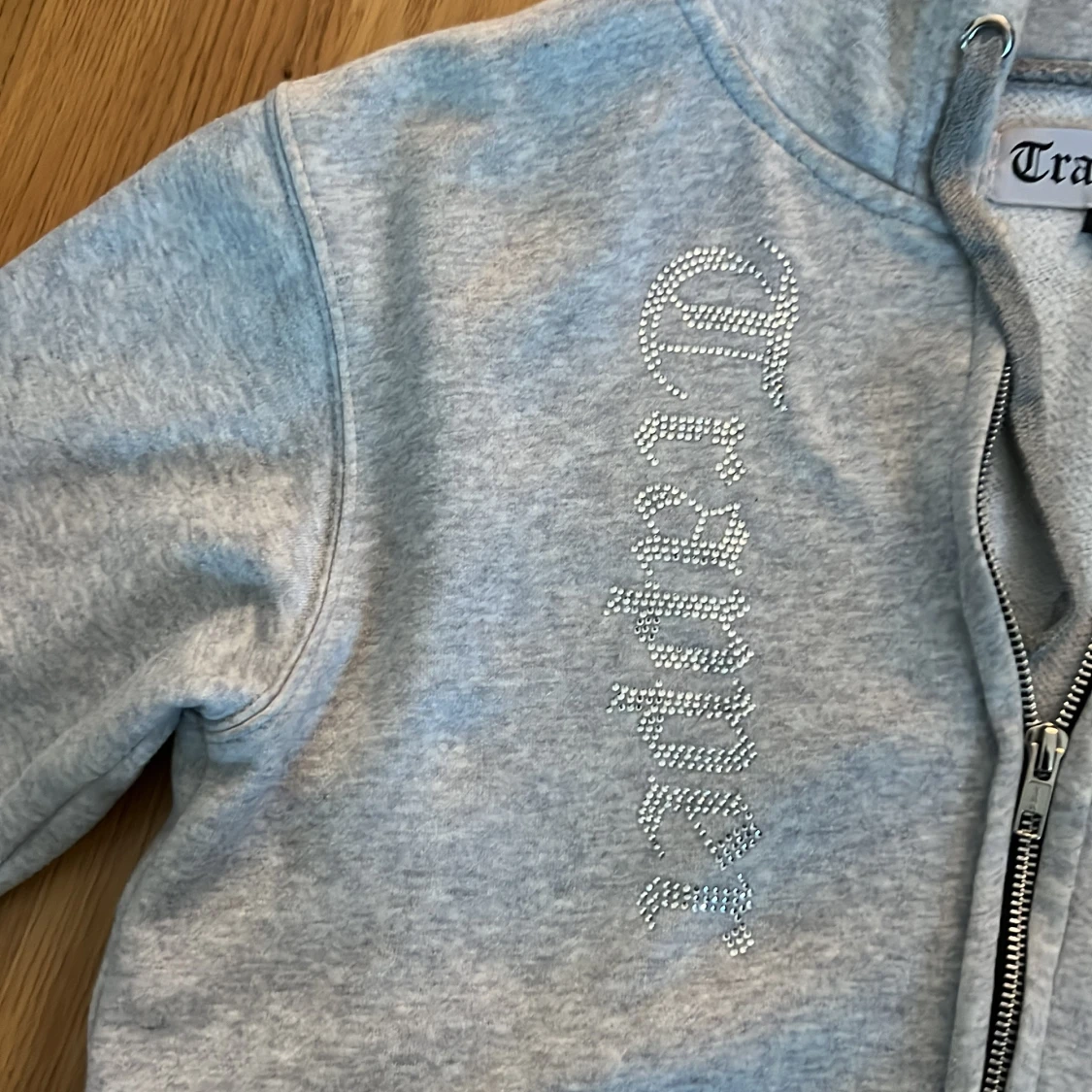 Grå hoodie med ormmönster från Trapper - 91