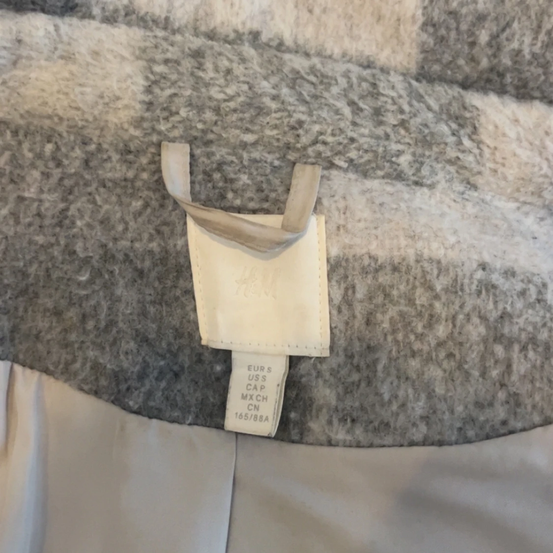 Grå och vit rutig kappa från H&M - 90