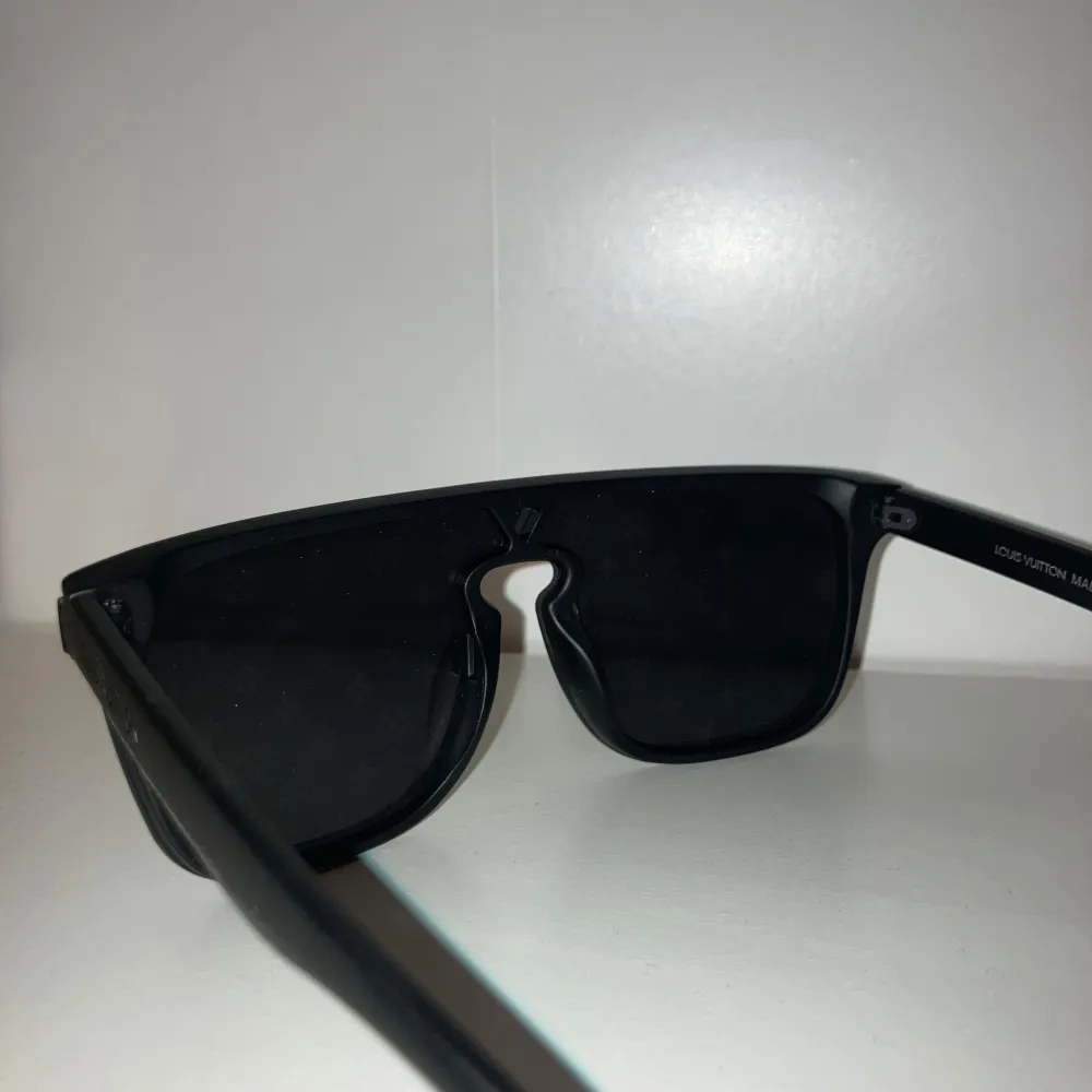 Louis Vuitton Waimea Sunglasses, säljer eftersom jag har bytt stil. Nypris 5750kr (Kvitto finns) kom privat. Priset kan diskuteras . Accessoarer.