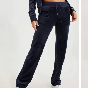 Juicy mjukisbyxor - Säljer nu mina sköna juicy couture mjukis byxor i färgen mörkblå . Dom är använda ungifär 2 gånger, det enda som saknas på dom är metallbitarna på snöret se på bild 3. Annars som nya. Storlek S. Pris kan självklart diskuteras!!❤️